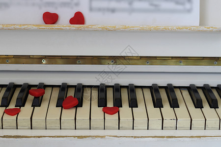 红心装饰钢琴键情人节图片