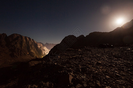 夜色的山峰月光照耀着星空背景它与图片