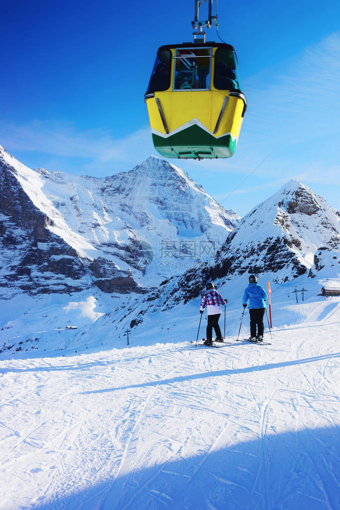 瑞士曼利钦瑞士阿尔卑斯山冬季运动胜地有电缆汽车图片