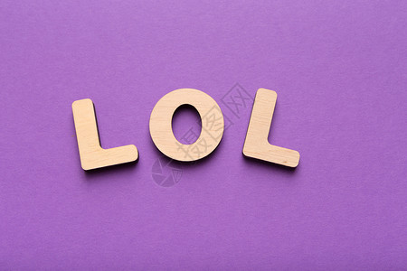 WordLOL在紫外线背景上用木制字母拼写缩写代表了图片