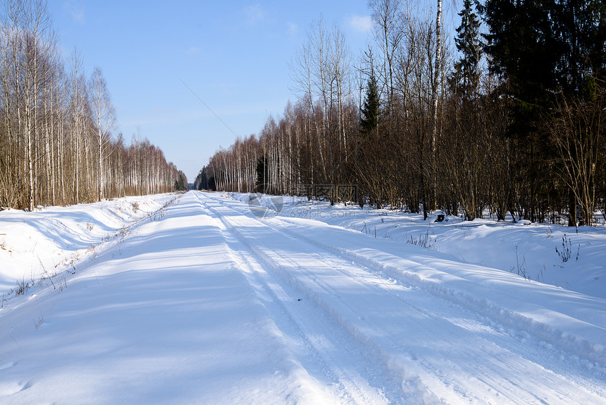 深雪中覆盖的冬季雪路车胎轨迹向图片