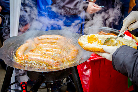 传统自制的猪肉香肠正沉浸在烧烤炉上在图片