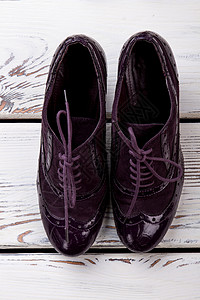 紫色女人鞋平铺的用鞋带合图片