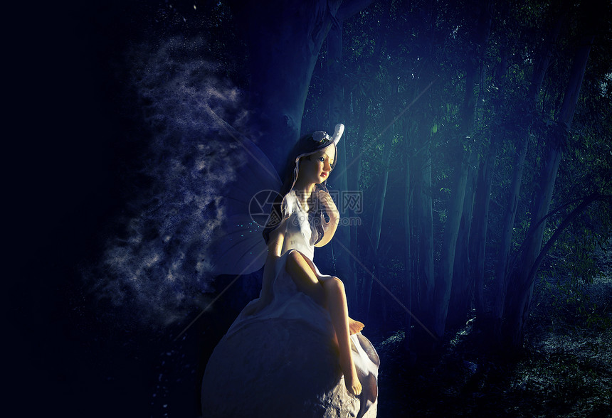 仿佛魔幻的小仙女在森林中的魔法小仙女图片