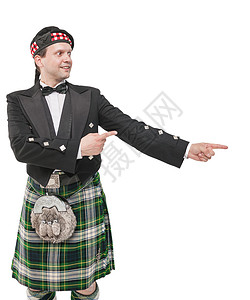 穿苏格兰传统服装的帅男指着一图片