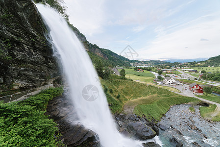 Steinsdalsfossen挪威最受欢迎的瀑布之一图片