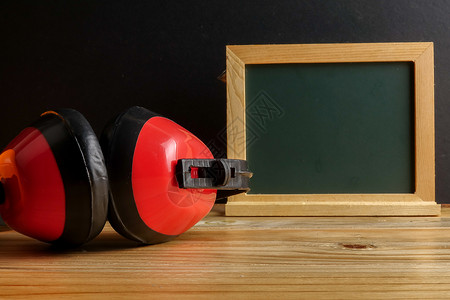 个人防护设备在黑色背景的木制桌子上背景图片