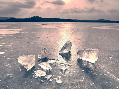 冰冷的海水到对岸的冬季风景太阳在冰雪图片