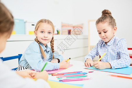 在幼稚园时在朋友中画时用蜡笔看着照相图片