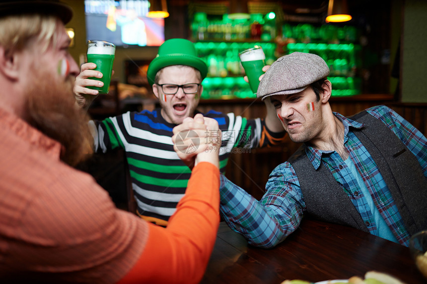 一个强壮的男子在酒吧打斗比赛中赢图片