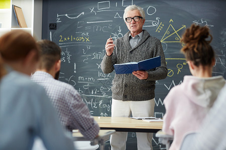 具有公开手册的成熟教师解释学生代数图片