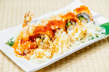 白盘炸虾或大虾寿司图片