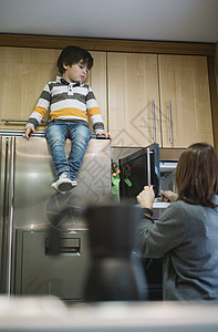 小孩坐在冰箱图片