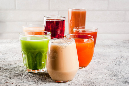 健康食品概念不同水果和蔬菜果汁在玻璃图片