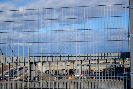 围栏后面的Turcot项目鸟瞰图该立交桥是蒙特利尔公路交通的枢纽图片