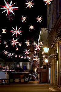 晚上在马格德堡老市场上的圣诞市场图片