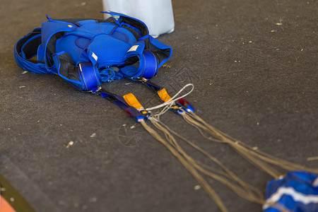 蓝色降落伞折叠在地面上图片