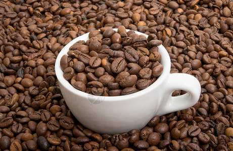 白色背景的咖啡豆咖啡图片