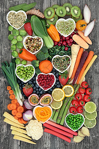 健康食品概念与富含抗氧化剂花青素膳食纤维矿物质和维生素的图片