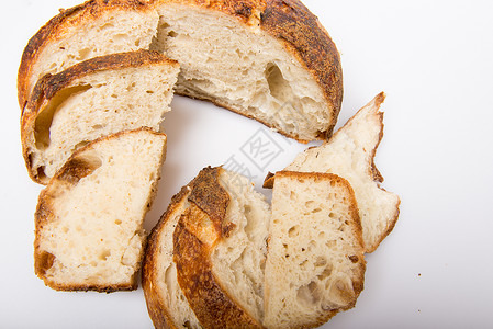 白色背景的白工匠甜点面包新鲜切片在孤立图片