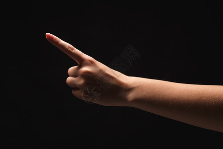 女用食指在虚拟物体上指示图片