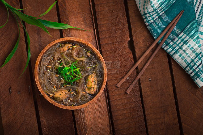 日式菜香猪肉汤小牛肉芽料面条和海草在阳光下的桌子上木质生锈背图片