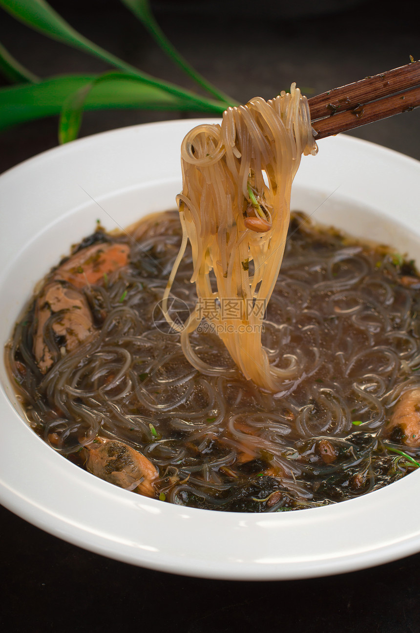 日式菜香猪汤小牛肉芽料面条和海藻图片