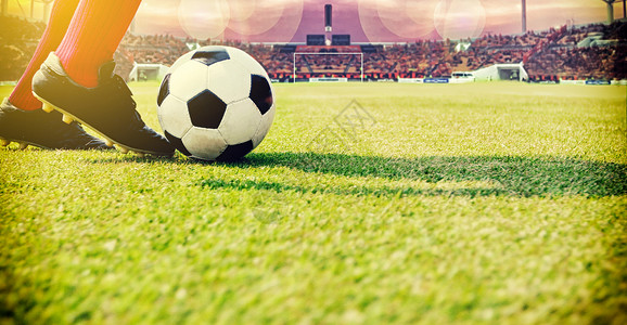 足球或足球运动员站在球场上在足球场踢图片