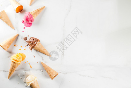 自制巧克力香草冰淇淋甜筒的果冻冰淇淋白色大理石背景本面复图片