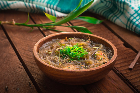 日式菜香猪肉汤小牛肉芽料面条和海草在阳光下的桌子上木质生锈背图片