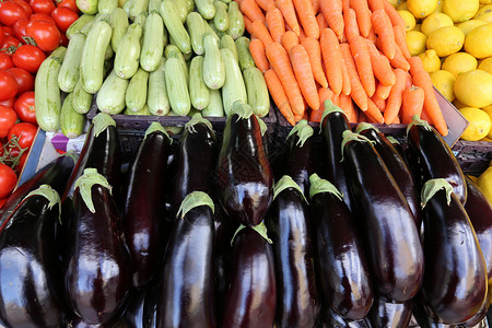 在阿克科市场上销售水果和蔬菜出图片