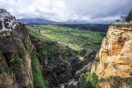 Ronda镇和房屋围在eltajo峡谷悬崖边图片