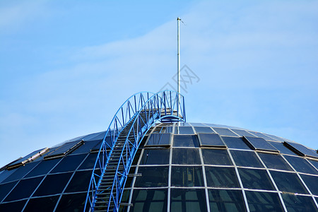 玻璃穹顶蓝色天空背图片