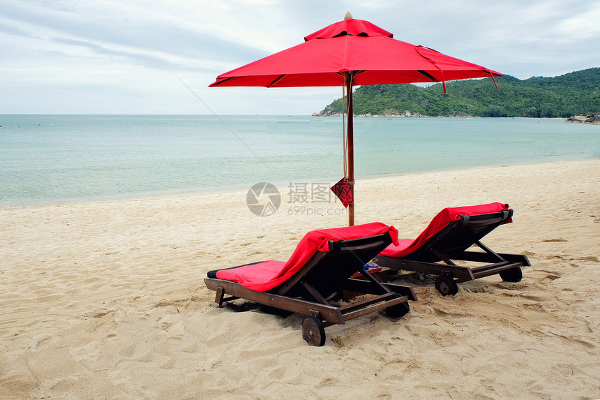 沙滩上的红伞图片