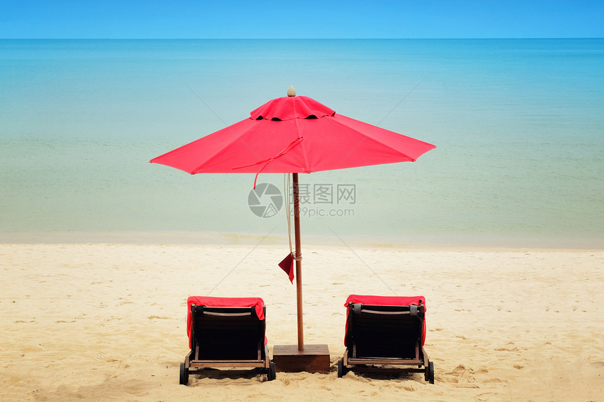 沙滩上的红伞图片