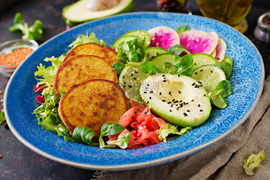 素食佛碗晚餐桌健康食品健康的素食午餐碗油条配小扁豆和萝图片