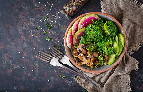 素食碗晚餐桌健康食品健康的素食午餐碗烤蘑菇西兰花萝卜沙拉图片