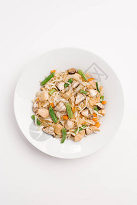 白碗中的鸡肉蘑菇胡萝卜卷心菜和法国豆面图片