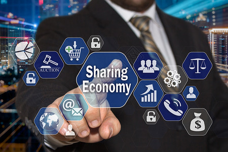 商人在商业网络连接的虚拟屏幕上选择共享经济图片