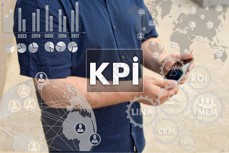 关键绩效指标带有电话的商人模糊背景的触摸屏上的KPI关键绩效指标K图片