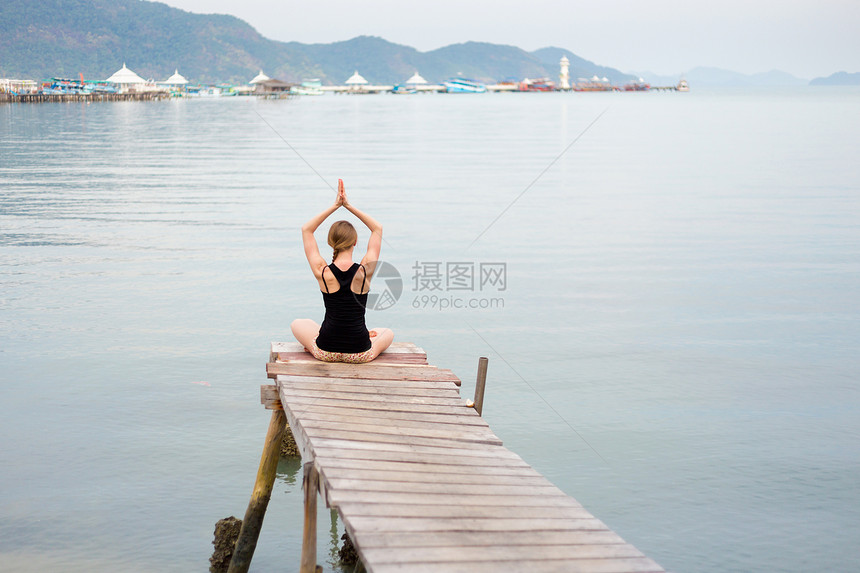 夏季码头瑜伽课程KohChangBangBao渔村图片