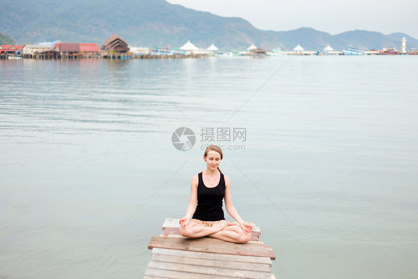 夏季码头瑜伽课程KohChangBangBao渔村图片