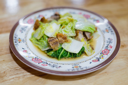 新鲜的牛肉片和卷心菜由新鲜原料制成的传图片