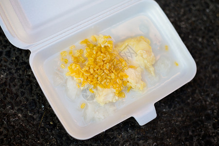 新鲜烹制的亚洲榴莲糯米配甜椰奶图片