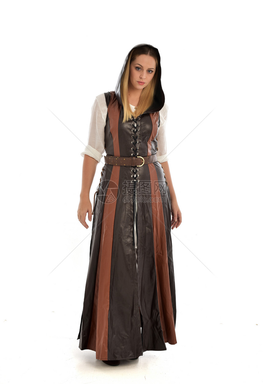 穿着棕色皮革中世纪服装的女孩的完整肖像图片