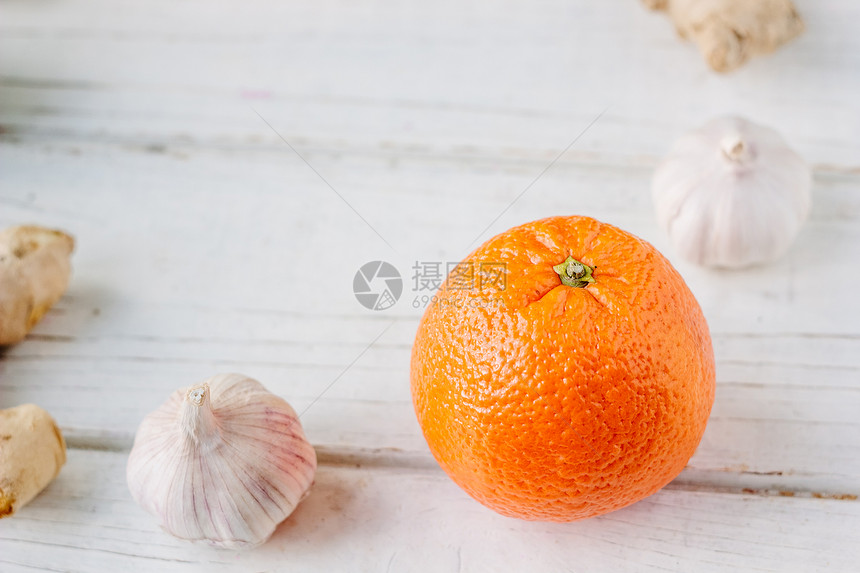 柑橘类水果与大蒜和姜根图片