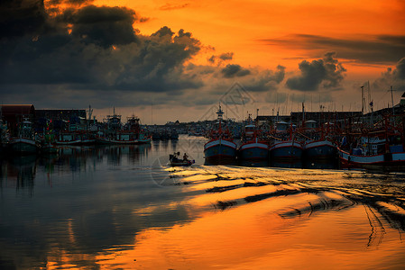 Nam河港或码头通过许多渔船航行的小船图片