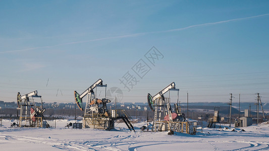 冬季油田石油工业中工作油图片