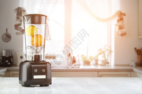 厨房桌上水果汁或冰淇淋的电动搅拌机健康饮食的概图片