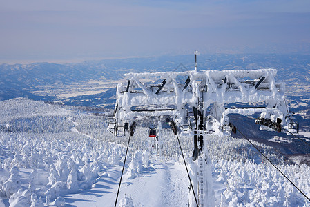 藏王墓日本山形藏王山的雪怪藏王是东北地区最大的滑雪场之一在冬天背景